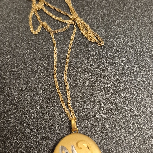 Jewelry - Elegant Gold Pendant Necklace